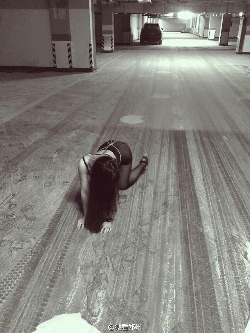 一二三张照片为夜间,一名上身裸露的女子穿着短裙,黑色丝袜跪坐在一河