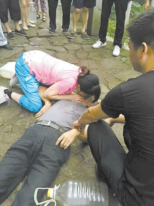 7月1日报道,6月29日,浙江台州,一名老人晨练时晕倒在路上,路过的小王