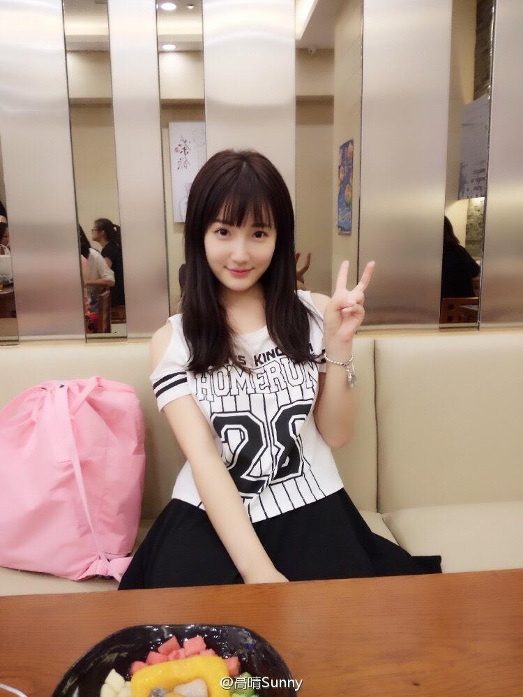 最美校服女生私照曝光 长发及腰颜值爆表