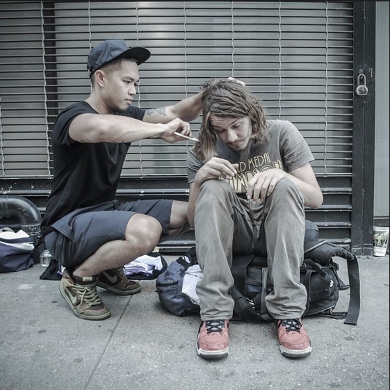 亚裔小伙街头理发一群流浪汉变帅哥