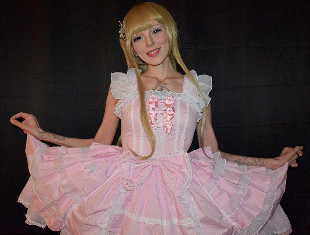 女孩因患肌萎缩症变真人版芭比娃娃