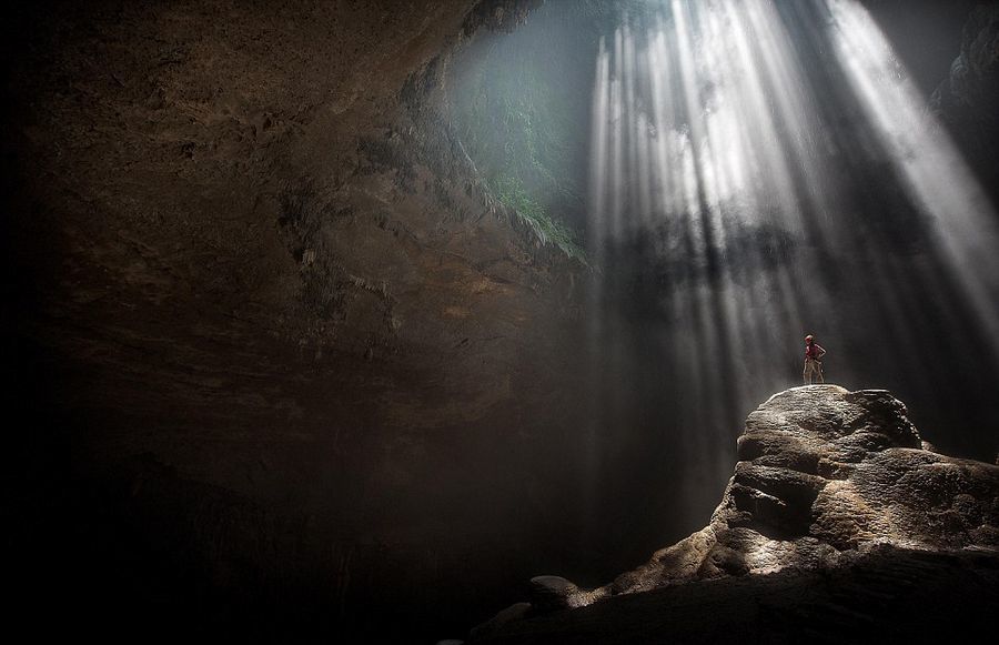 摄影师深入印尼洞穴拍绝美景象