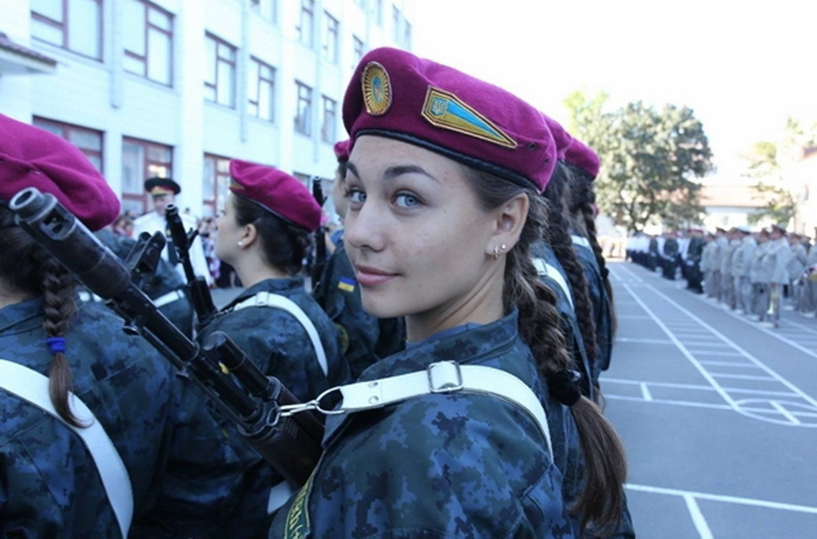 哪国颜值最高:各国阅兵式上的女兵照