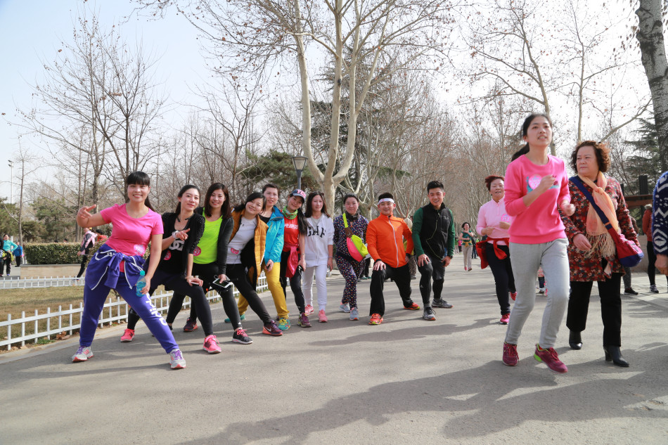 石家庄首届女子迷你马拉松开跑 赤脚跑亮相
