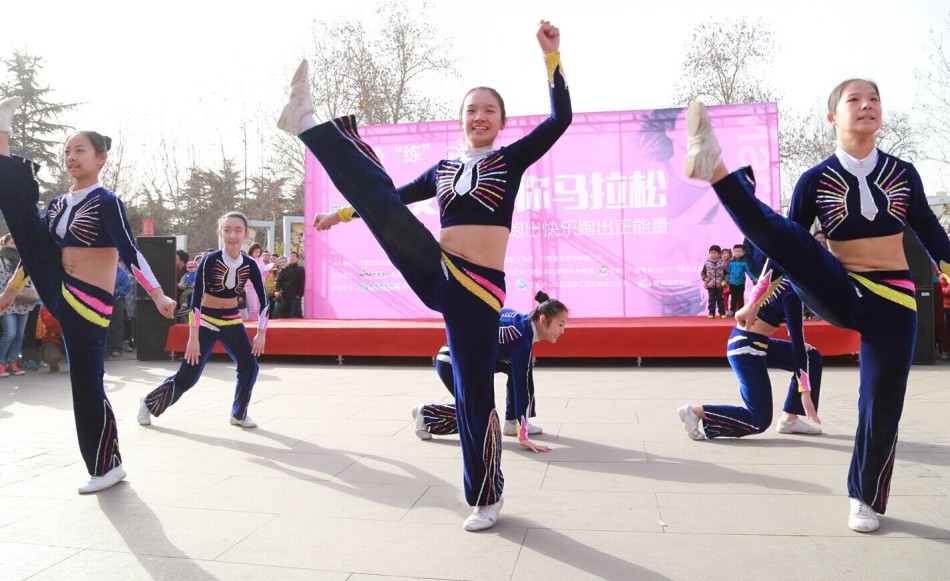 石家庄首届女子迷你马拉松开跑 赤脚跑亮相