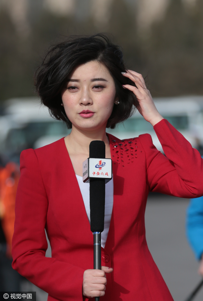 两会美女记者组"靓丽风景线" 颜值吸睛