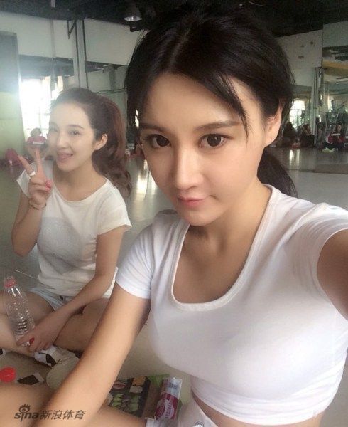 北师大校花爱健身 巨乳夹手机爆红