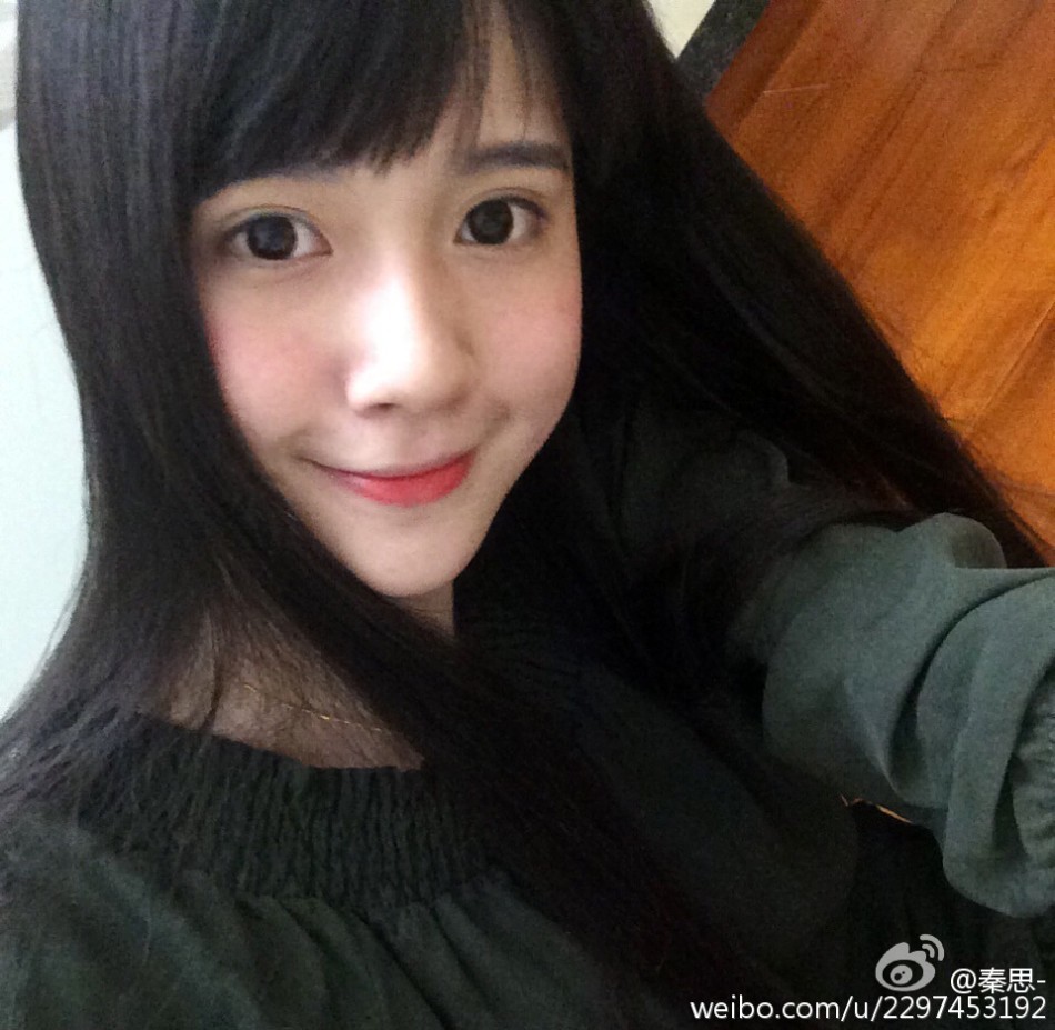 而如今最萌校花-秦思已进入大学校园,走红网络的她转型成为了网红,但