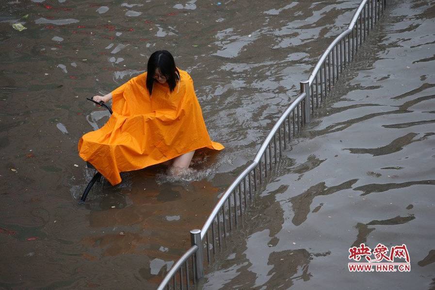 女主播浑身湿透 戴浴帽直播暴雨