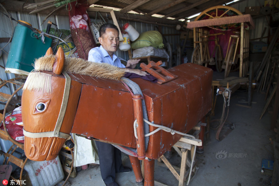 3 / 9 长大当了木匠,四处为他人打家具,盖房子.
