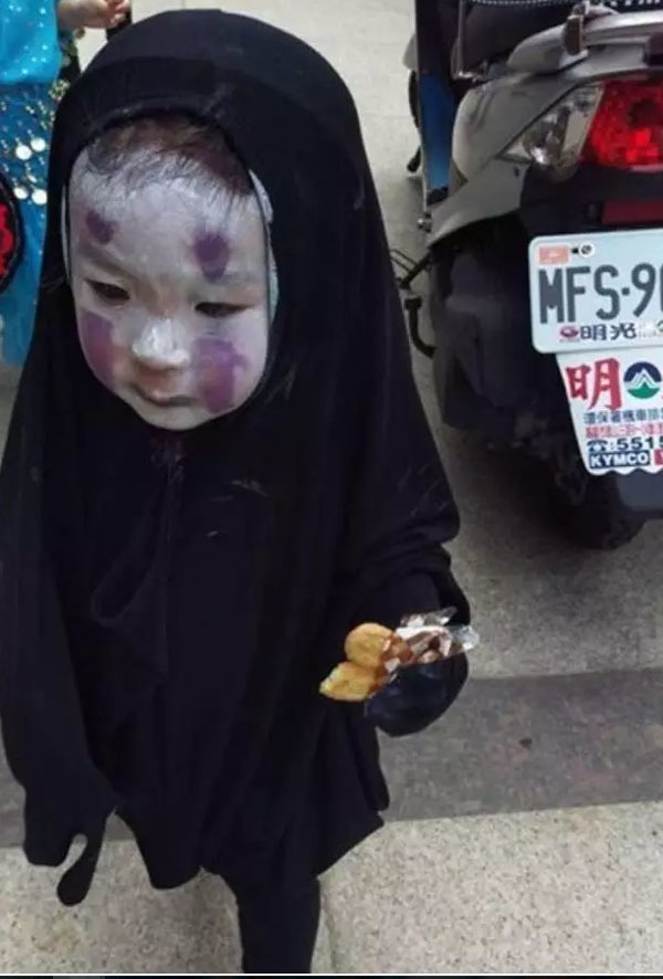 小女孩cos无脸男吓哭小伙伴 卸妆竟是大眼萌