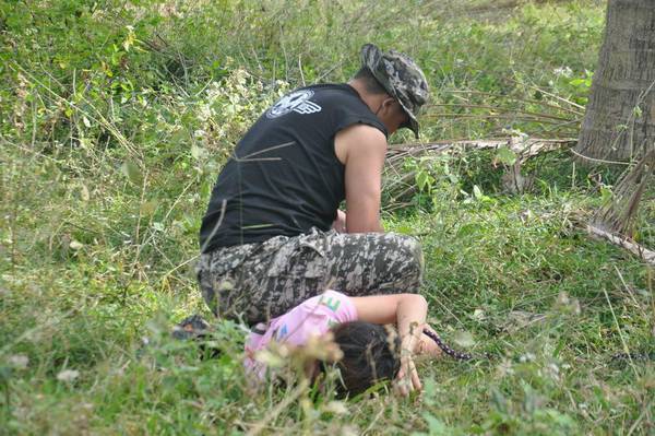 11 / 15 另外还有看起来有点残忍的踩腹,浇水惩罚,一排人躺下然后就