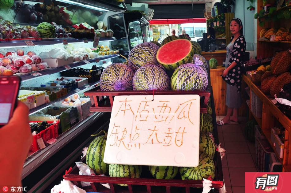 宁波市江东区一水果店老板利用人的好奇心,在小广告牌上标注"本店西瓜