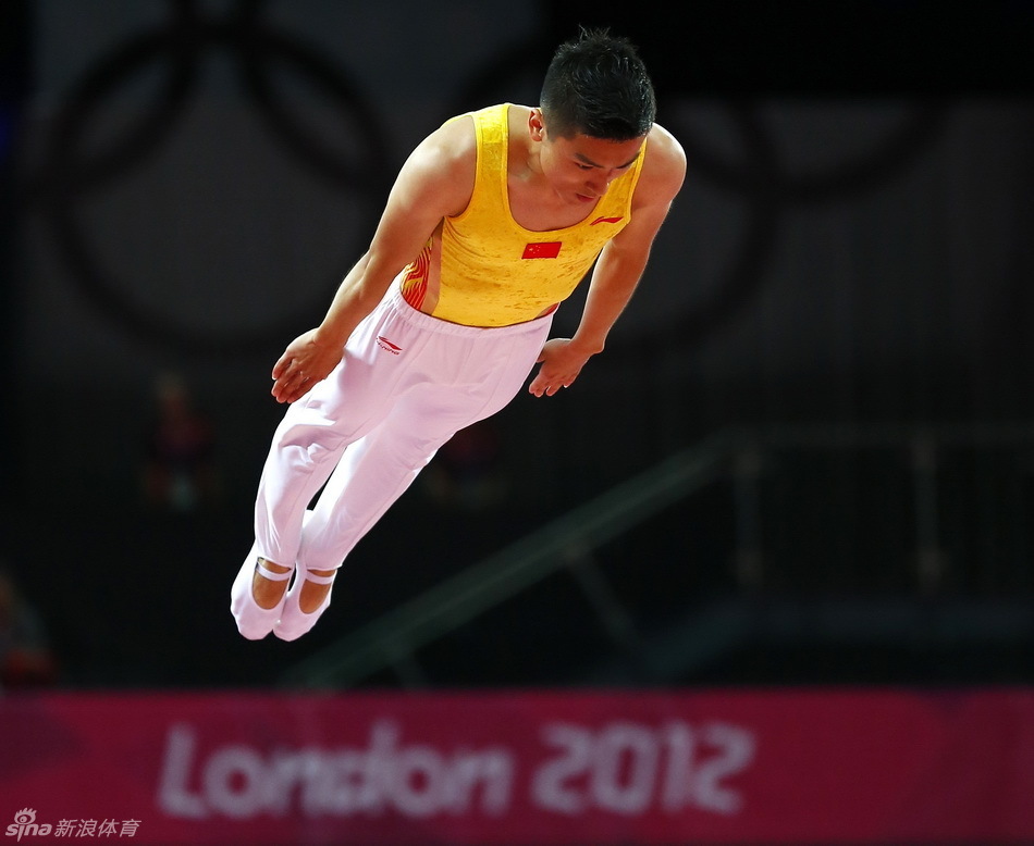 > 奥运男子蹦床决赛董栋夺冠