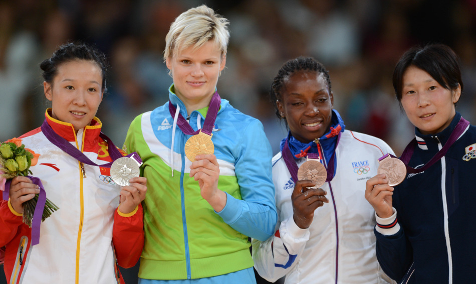 > 女子柔道63kg级徐丽丽摘银