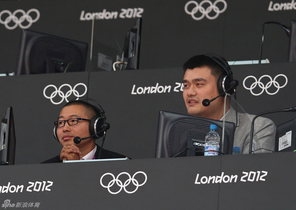 > 姚明现场解说男篮比赛