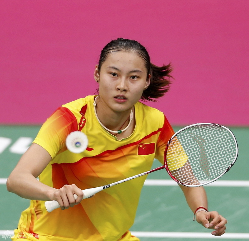 这个是上海mm把,上海可怜的夺金点之一,脖子上那圈白的是什么玩意儿?