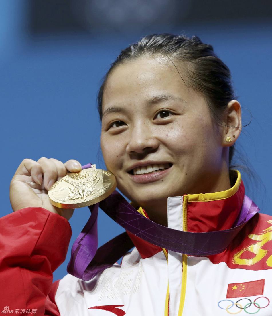 李雪英以246公斤的总成绩夺冠