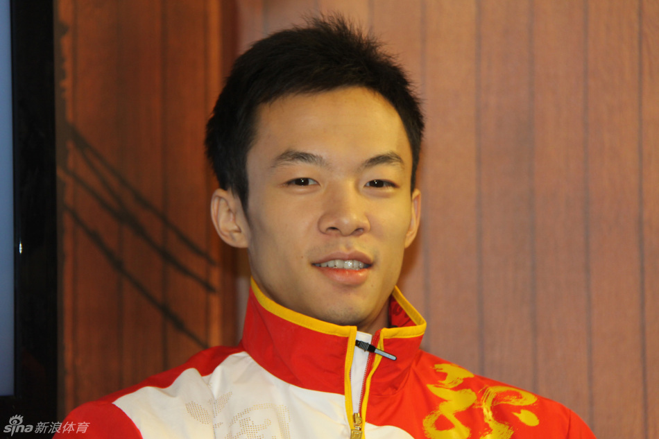 男团体操冠军成员郭伟阳做客新浪华奥前方演播室(1/14)
