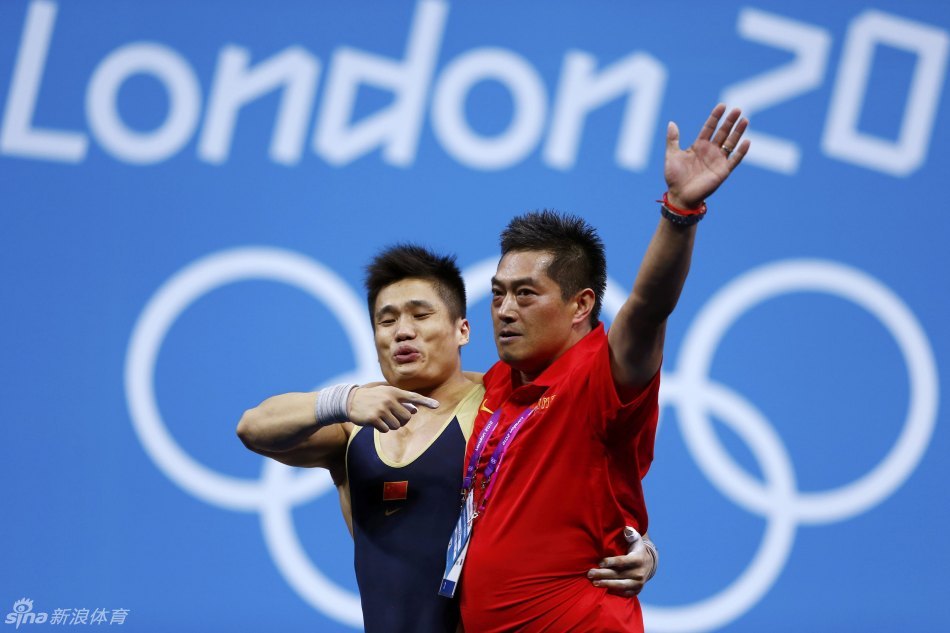 > 举重77公斤吕小军夺冠