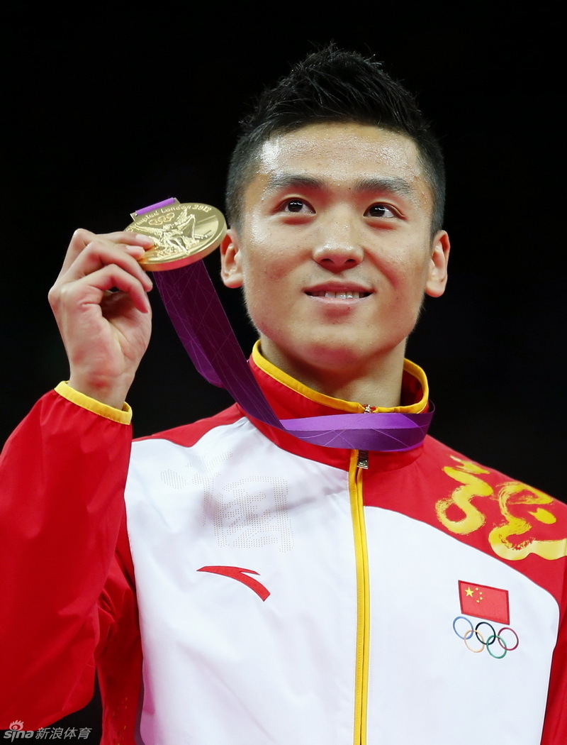 男子蹦床决赛董栋夺冠