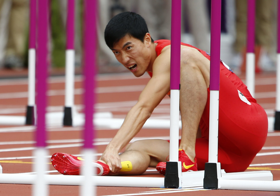 2012年伦敦奥运会男子110米栏预赛第六组,中国选手刘翔摔倒,无缘晋级