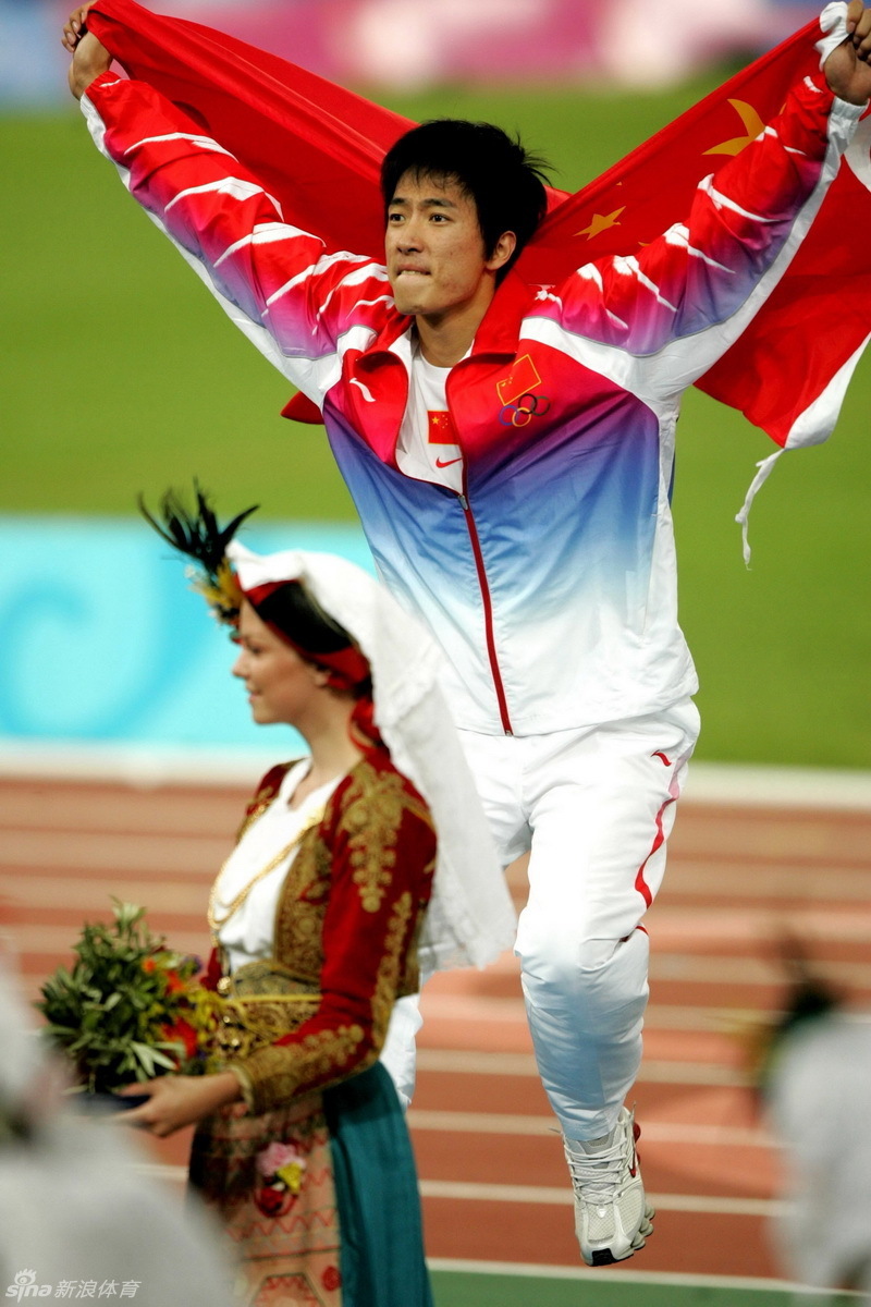 雅典奥运会,中国飞人跃上冠军领奖台.(3/20)