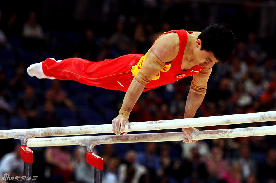 男子体操双杠决赛展开争夺,中国选手冯喆力压众多高手,以一套完美动作