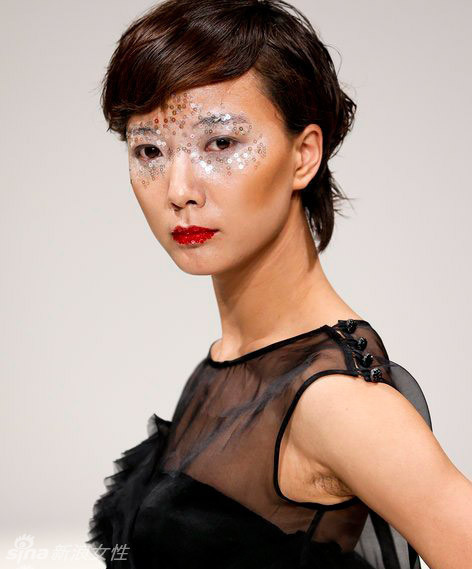 王珞丹鱼鳞亮片妆 伦敦时装周压轴走秀