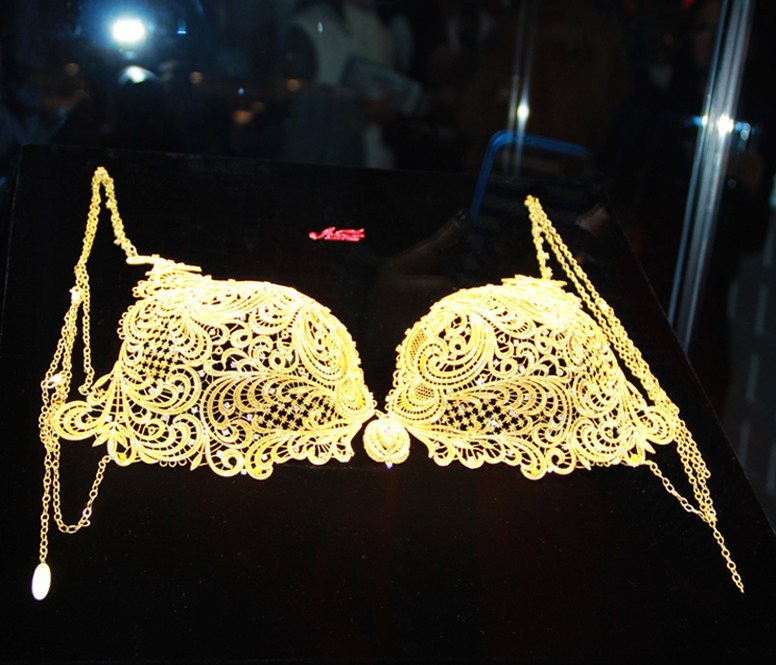 江西九江一金店 模特展示近千克重黄金内衣