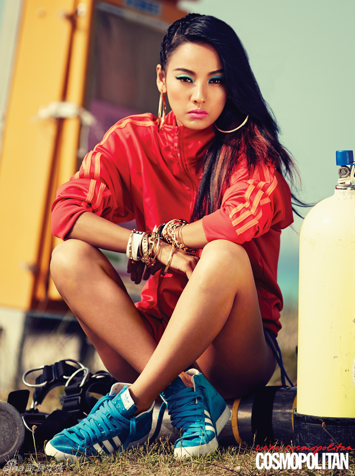 火辣诱人复古女郎 李孝利惹火身材比基尼