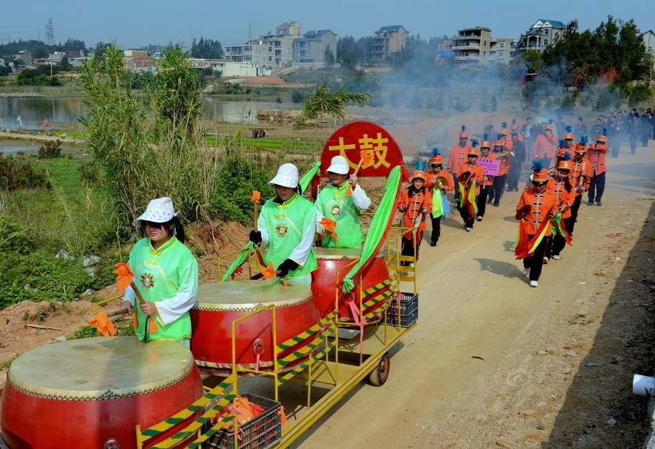 福建"土豪"葬礼花上百万 舞女表演送葬
