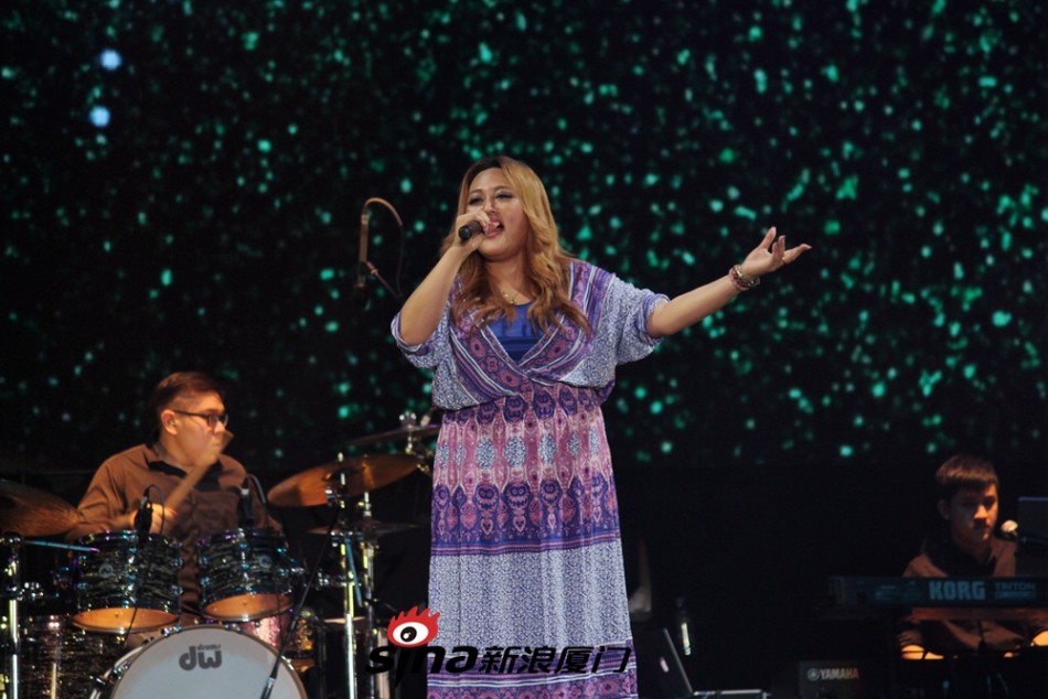 8 / 22 家家是当晚唯一一个女歌手,献唱《填空》,《我没资格》,《尘埃