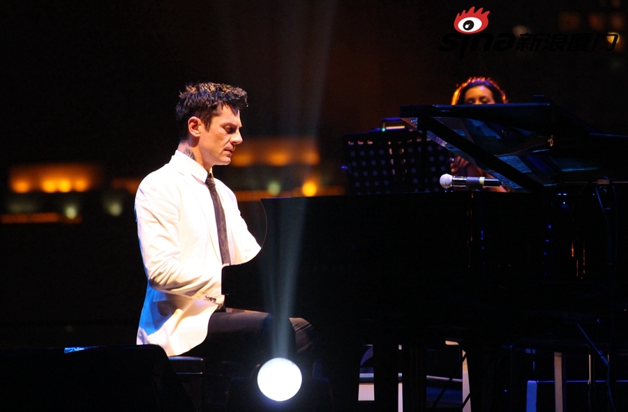 马克西姆帅气逼人来厦钢琴音乐会12月13日落幕