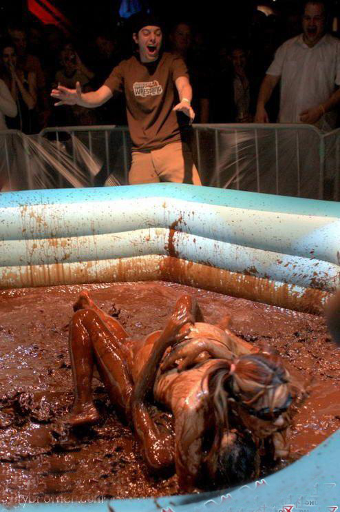 巧克力池中的比基尼美女肉搏