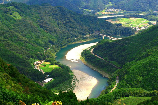 日本奇迹般清澈的河流