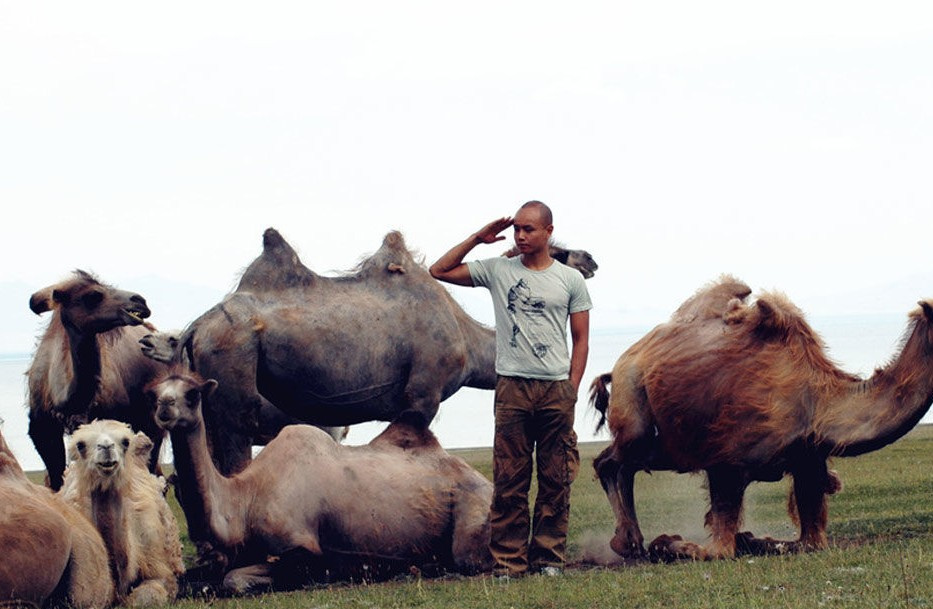 乐嘉新疆度假旧照曝光 肌肉健硕更像原始人