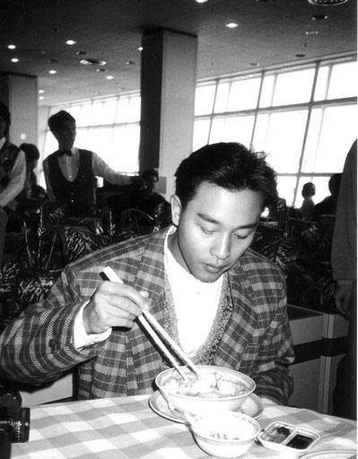 继续宠爱十年哥哥张国荣罕见吃饭照片曝光