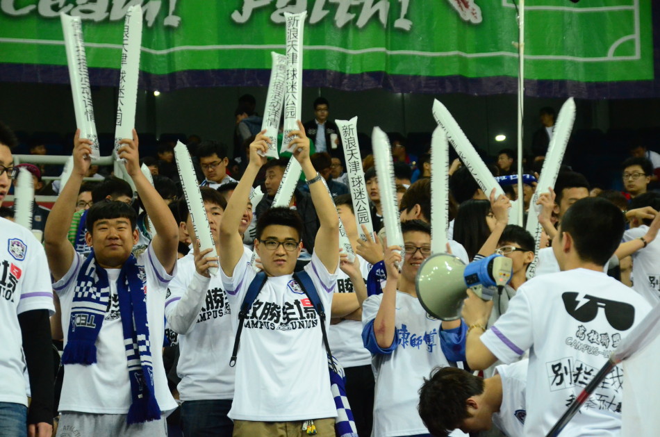 泰达球迷举新浪天津球迷公园加油棒热力助威