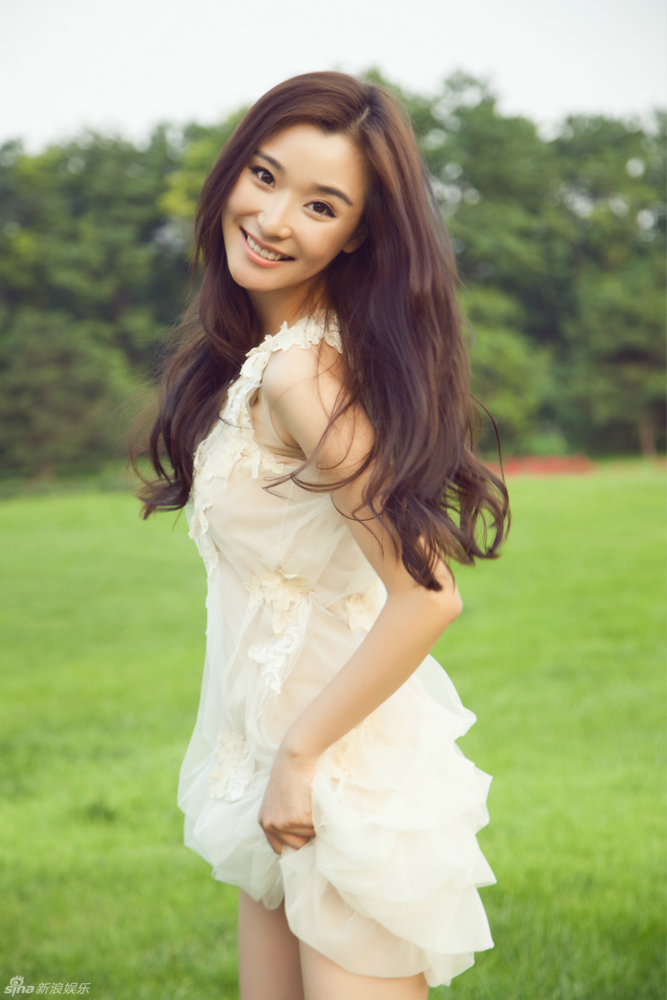 冯婧杂志大片甜美 楚楚动人优雅自信