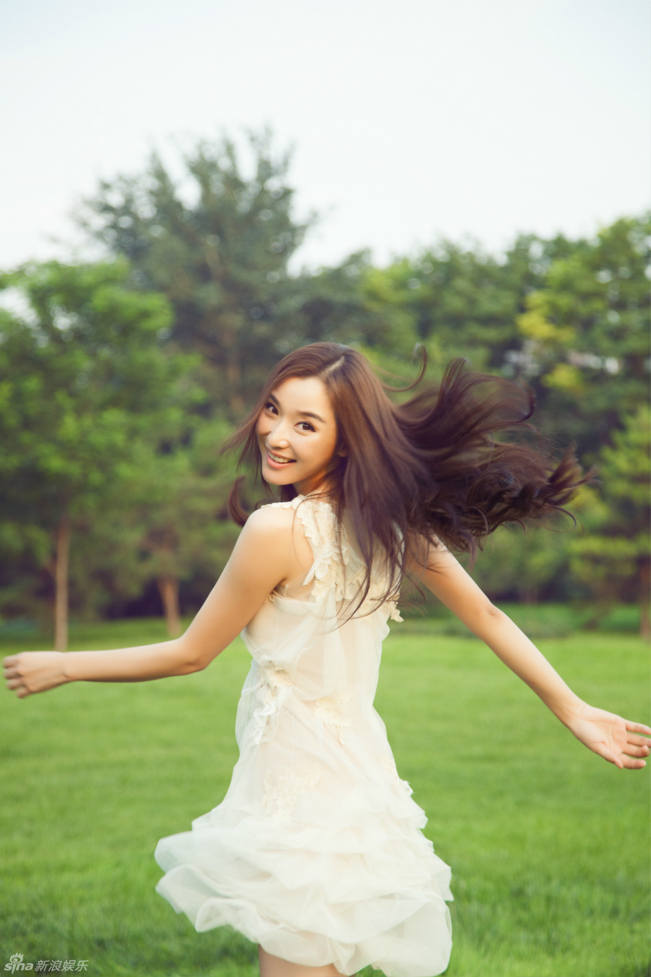 冯婧杂志大片甜美 楚楚动人优雅自信