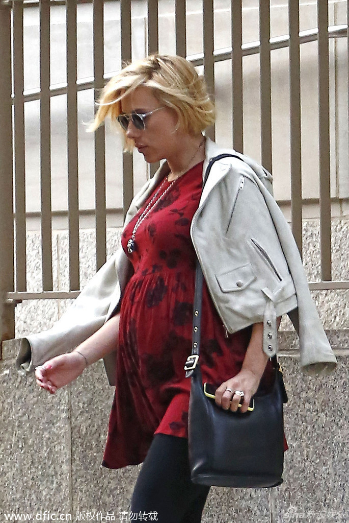 斯嘉丽红裙挺大肚出街 踩高跟鞋行走吃力