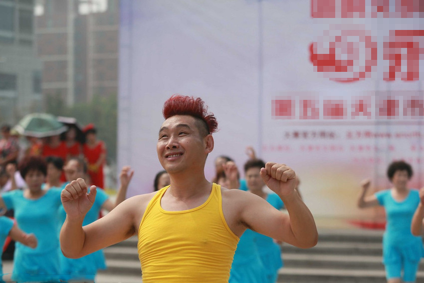 天津广场舞惊现"妖娆哥" 带领大妈疯狂舞动_高清图集_新浪网