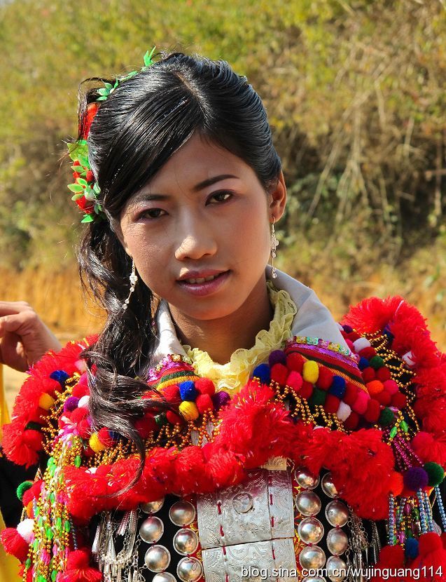 德昂族的帅气新郎和漂亮新娘