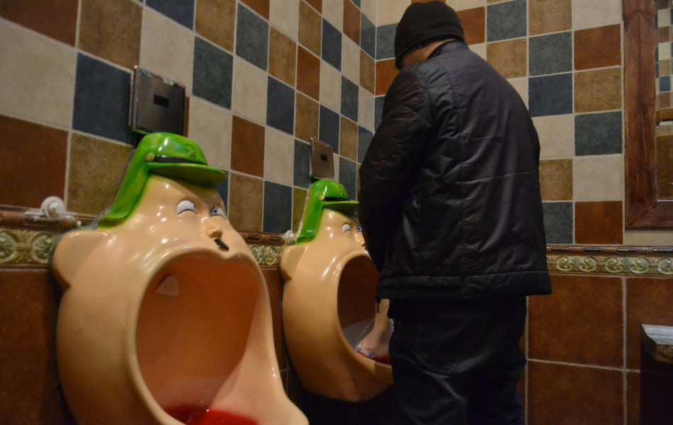 小便也任性 甘肃餐厅惊现"日本鬼子"小便池_高清图集_新浪网