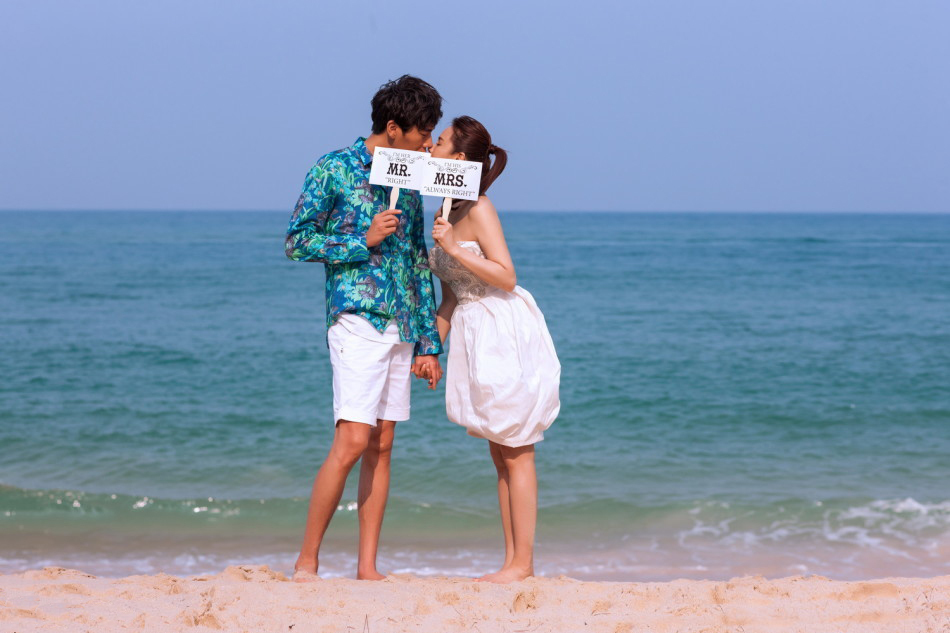 秦昊伊能静海滩婚纱照曝光 画面唯美幸福感满溢