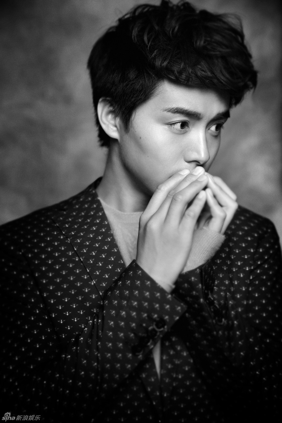 马天宇黑白大片优雅来袭 舒适随性展暖男魅力