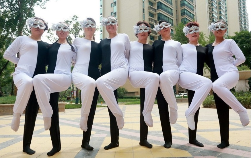 河南大妈自编"错觉广场舞"