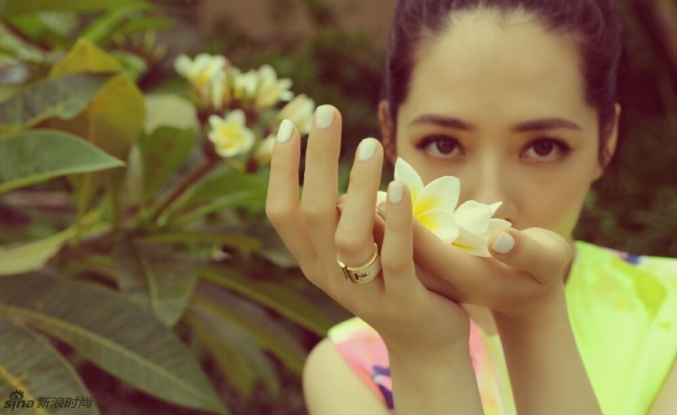 郭碧婷晒"叼花照" 颜值逆天引舔屏