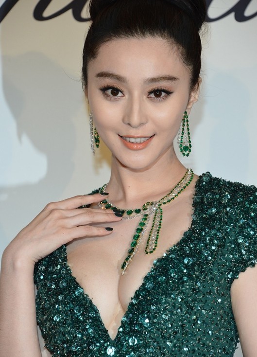 范冰冰低胸大秀事业线 极致演绎奢华祖母绿